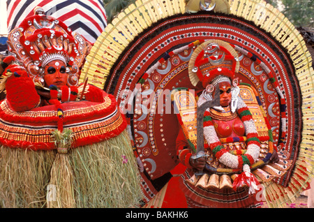 Indien, Bundesstaat Kerala, in der Nähe von Kanjangad, Teyyam Kannankandy Bhagavathi Tempel, Teyyams Vishnumurti und Raktha Chamundi ist ein Tanz Stockfoto