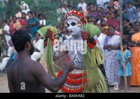 Indien, Bundesstaat Kerala, Kannur, Pallipram Kavu Tempel, Teyyam Gulikan mit Blick auf das heilige Feuer, ist Teyyam ein Tanz-ritual Stockfoto