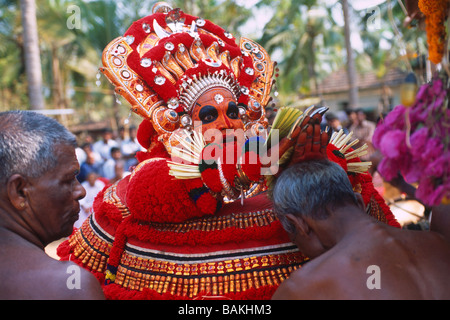 Indien, Bundesstaat Kerala, in der Nähe von Kanjangad, Kannankandy Bhagavathi Tempel, Teyyam Vishnumurti Segen die Tempel-Diener, Teyyam ist Stockfoto