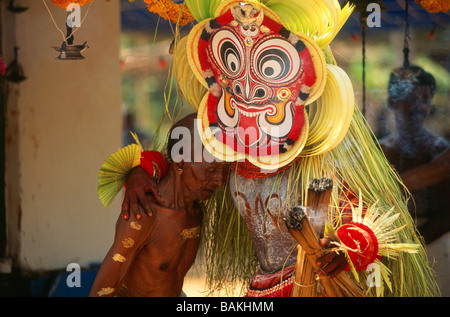 Indien, Bundesstaat Kerala, in der Nähe von Kanjangad, Kannankandy Bhagavathi Tempel, Teyyam Gulikan trösten einen Priester der, Teyyam ist ein Tanz Stockfoto