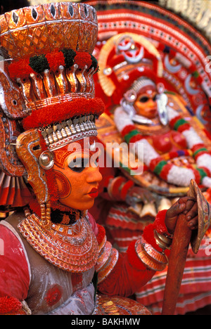 Indien, Bundesstaat Kerala, in der Nähe von Kanjangad, Teyyam Kannankandy Bhagavathi Tempel, Teyyams Vellatam und Raktha Chamundi ist ein Tanz Stockfoto