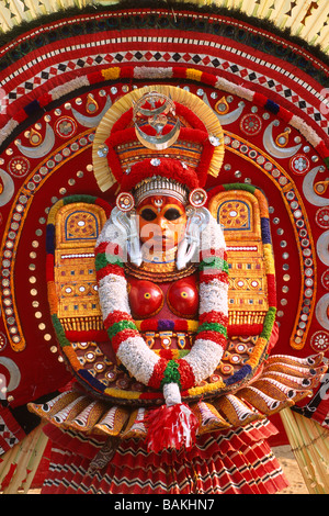 Indien, Bundesstaat Kerala, in der Nähe von Kannankandy Bhagavathi Tempel, Kanjangad, Teyyam, Teyyam Raktha Chamundi ist ein Tanz-ritual Stockfoto