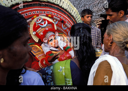 Indien, Bundesstaat Kerala, in der Nähe von Kanjangad, Kannankandy Bhagavathi Tempel, Beratung von Teyyam Raktha Chamundi, Teyyam ist ein Tanz Stockfoto