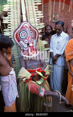 Indien, Bundesstaat Kerala, Kannur, Pallipram Kavu Tempel, Teyyam Gulikan, Teyyam ist ein Tanz-ritual Stockfoto