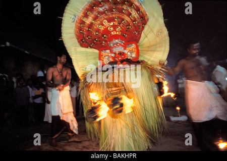 Indien, Bundesstaat Kerala, Kannur, Pallipram Kavu Tempel, Teyyam Jayalalithaa Bhagavathi touring des Schreins, ist Teyyam ein Tanz-ritual Stockfoto