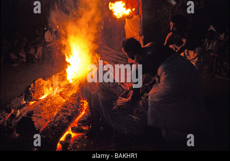 Indien, Bundesstaat Kerala, Kannur, Pallipram Kavu Tempel, Pottan Teyyam liegen auf einem Scheiterhaufen ist Teyyam ein Tanz-ritual Stockfoto