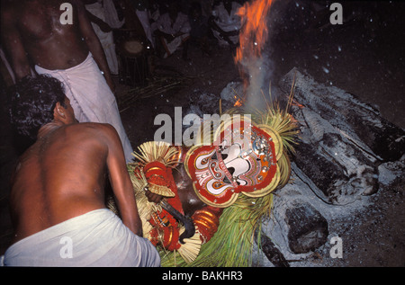 Indien, Bundesstaat Kerala, Kannur, Pallipram Kavu Tempel, Pottan Teyyam liegen auf einem Scheiterhaufen ist Teyyam ein Tanz-ritual Stockfoto