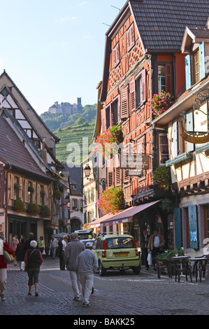 Haupt Straße halbe Fachwerkhaus ch. St. Ulrich auf der Rückseite Mittagsmenue Elsass Frankreich Stockfoto