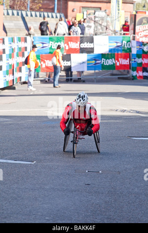 Herren Elite-Wheelchar Athleten bei den Flora London Marathon 2009 Cutty Sark Greenwich Stockfoto