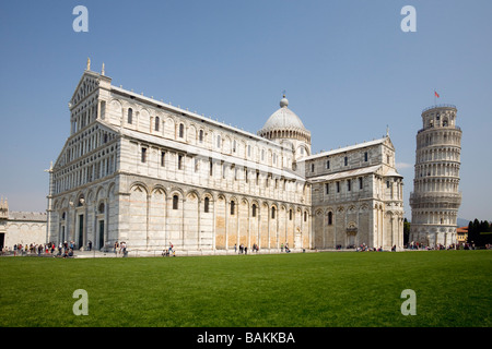 Die "Campo dei Miracoli" mit Kathedrale und Campanile (Pisa - Italien). Campo dei Miracoli Avec sa Cathédrale et la Tour Penchée. Stockfoto