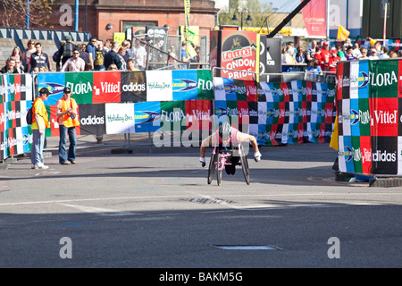 Herren Elite-Wheelchar Athleten bei den Flora London Marathon 2009 Cutty Sark Greenwich Stockfoto