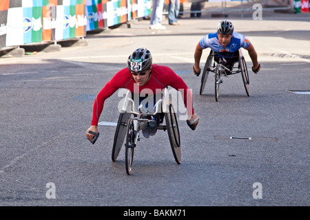 Herren Elite-Wheelchar Athleten bei den Flora London Marathon 2009 Cutty Sark Greenwich Stockfoto