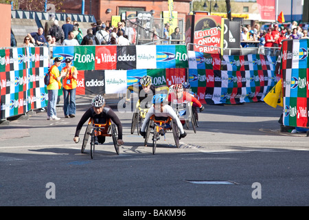 Herren Elite-Wheelchar Athleten bei den Flora London Marathon 2009 Cutty Sark Greenwich Stockfoto