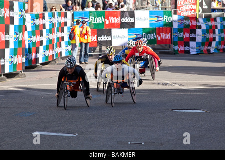 Herren Elite-Wheelchar Athleten bei den Flora London Marathon 2009 Cutty Sark Greenwich Stockfoto