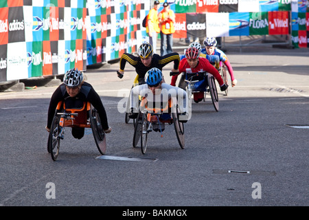 Herren Elite-Wheelchar Athleten bei den Flora London Marathon 2009 Cutty Sark Greenwich Stockfoto