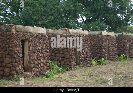 Burkina Faso, Poni Provinz Obiri Dorf der Lobi-Gruppe in der Nähe von Loropeni, Karangaso Sanctuary, Mausoleum mit Boxen mit einer statue Stockfoto