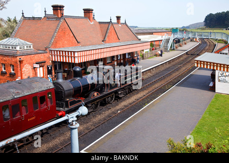 Ein "Dampflokomotive" sitzt am "Weybourne Station" auf der "North Norfolk Railway" bekannt als "The Poppy Line" East Anglia, Großbritannien Stockfoto