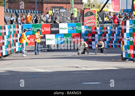 Herren Elite-Wheelchar Athleten bei den Flora London Marathon 2009 Cutty Sark Greenwich Stockfoto