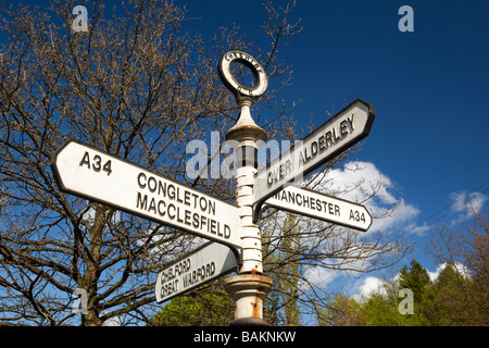 UK England Nether Alderley alte Cheshire County Council Gusseisen Straße Wegweiser Stockfoto