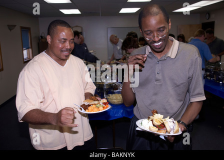 zwei Männer reden am Buffet in Riverdale Md Stockfoto