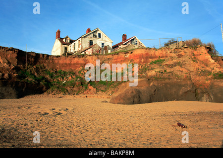 Gebäude am Rande der Klippen bei Happisburgh, Norfolk, Großbritannien erodieren. Stockfoto