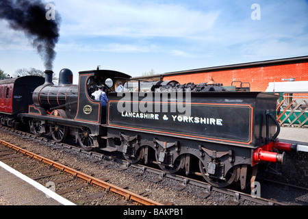 Ein "Dampflokomotive" sitzt am "Weybourne Station" auf der "North Norfolk Railway" bekannt als "The Poppy Line" East Anglia, Großbritannien Stockfoto