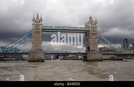 Blick auf die Tower Bridge und London von Thames Clipper Pendler Boot Stockfoto