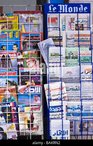 Arabische Sprache Zeitungen zum Verkauf Edgware Road W2 London Vereinigtes Königreich Stockfoto