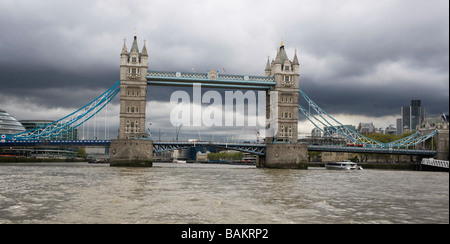 Blick auf die Tower Bridge und London von Thames Clipper Pendler Boot Stockfoto