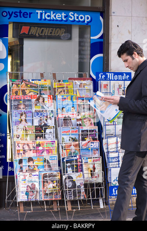 Arabische Sprache Zeitungen zum Verkauf Edgware Road W2 London Vereinigtes Königreich Stockfoto