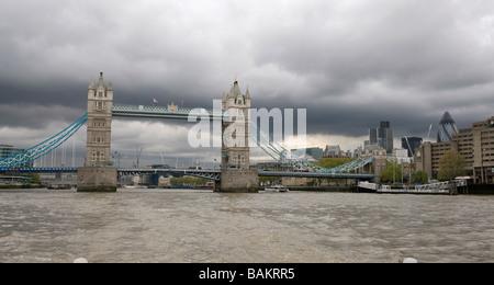 Blick auf die Tower Bridge und London von Thames Clipper Pendler Boot Stockfoto
