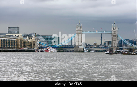 Blick auf Tower Bridge, Butlers Wharf und London von Thames Clipper Pendler Boot Stockfoto