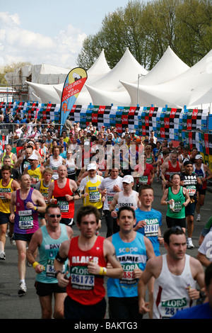 Läufer auf den 2009-London-Marathon, vorbei an der Cutty Sark. Stockfoto