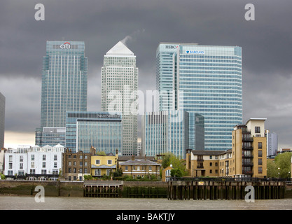 Blick auf London Docklands und Canary Wharf von Thames Clipper Pendler Boot Stockfoto