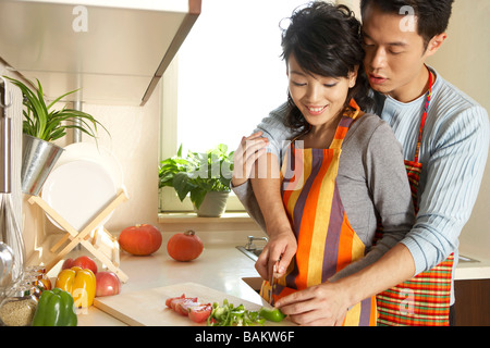 Junges Paar In der Küche Schneiden von Gemüse Stockfoto