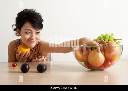 Frau Obstschale Fruit auswählen Stockfoto