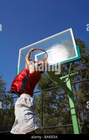 Junger Mann spielen Basketball Stockfoto