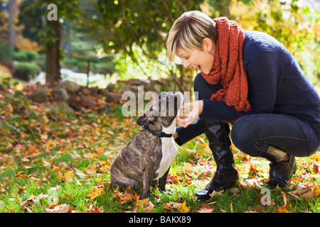 Junge Frau mit Hund Stockfoto