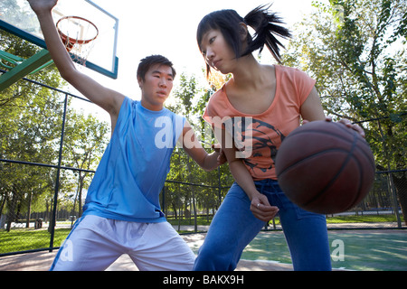 Junge Menschen spielen Basketball Stockfoto