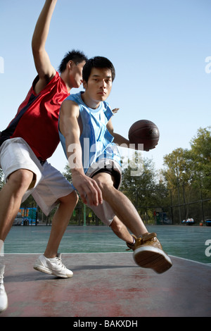 Junge Männer Basketball spielen Stockfoto