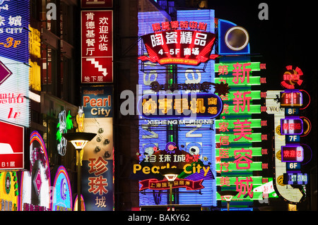 Neon Schilder in Nanjing Road shanghai Stockfoto