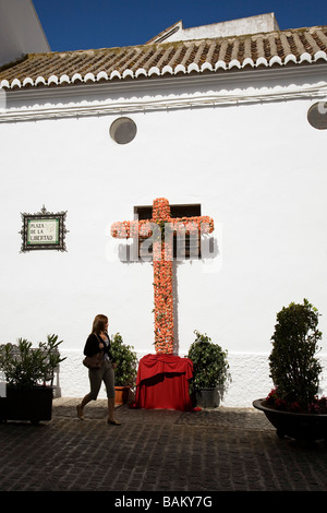 Cruces de Mayo im weißen Dorf Mijas Málaga Sonne Küste in Andalusien Spanien Stockfoto