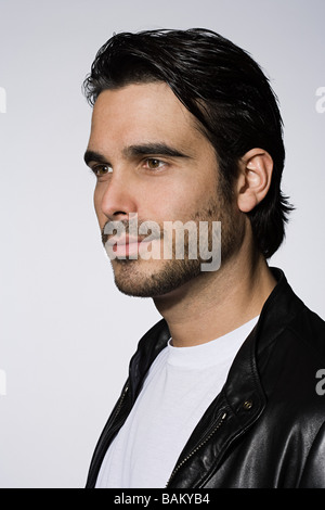 Profil eines jungen Mannes trägt eine Lederjacke Stockfoto