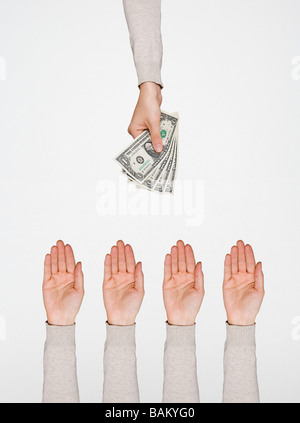 Übergabe von Geld Stockfoto