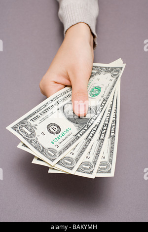 Person, die Dollar-Scheine Stockfoto