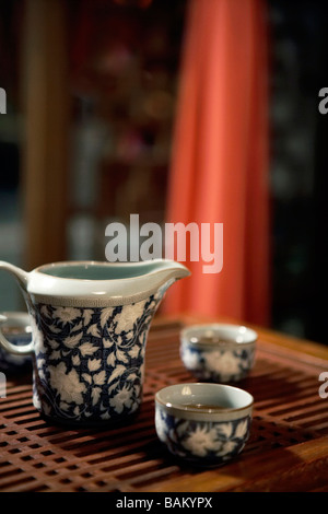 Teekanne und Teetassen auf Tisch Stockfoto