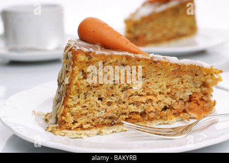 Zwei Stück Karottenkuchen auf weißen Platten auf hellem Hintergrund Stockfoto