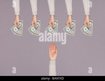 Menschen, die Geld Übergabe Stockfoto