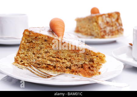 Zwei Stück Karottenkuchen auf weißen Platten auf hellem Hintergrund Stockfoto