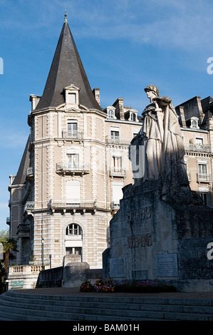 Frankreich, Pyrenäen Atlantiques, Bearn, Pau, Kriegerdenkmal vor Eglise Saint-Martin (Sankt Martin Church) Stockfoto